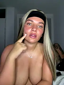 Snapshot of little_lola_x chatting on 15, 9, 2025 little lola x online show from 15, 9, 2025