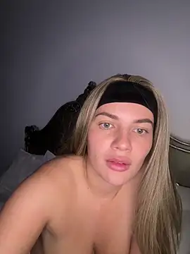 Snapshot of little_lola_x chatting on 26, 10, 2025 little lola x online show from 26, 10, 2025