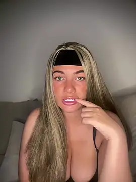 Snapshot of little_lola_x chatting on 20, 5, 2026 little lola x online show from 20, 5, 2026