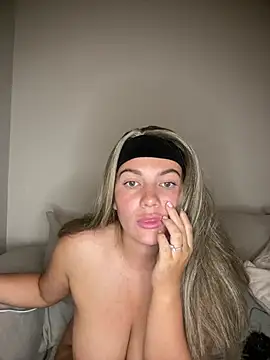 Snapshot of little_lola_x chatting on 2, 7, 2026 little lola x online show from 2, 7, 2026