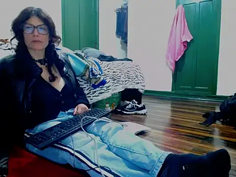 Snapshot of fenix_colette chatting on 20, 4, 2026 fenix colette online show from 20, 4, 2026
