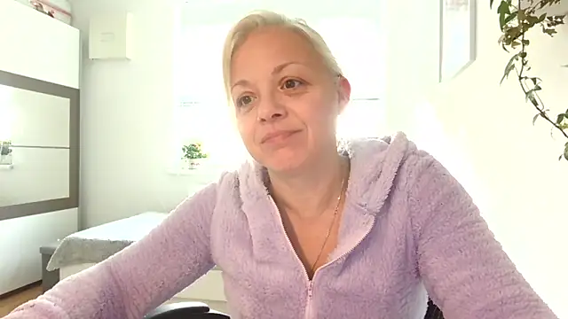 Linsy Kim online show from 19, 10, 2025