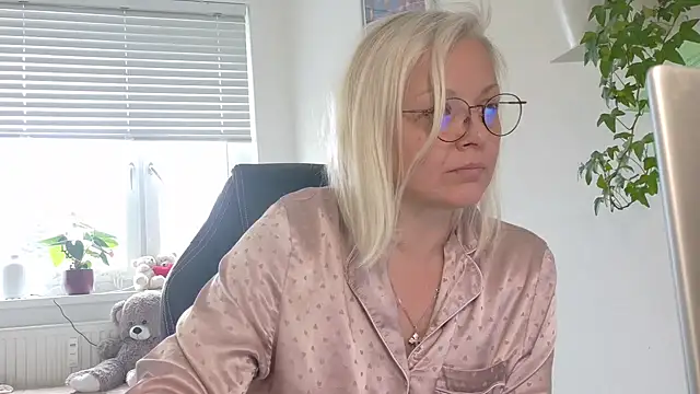 Linsy Kim online show from 12, 3, 2026