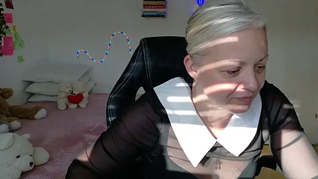 Linsy Kim online show from 27, 3, 2026