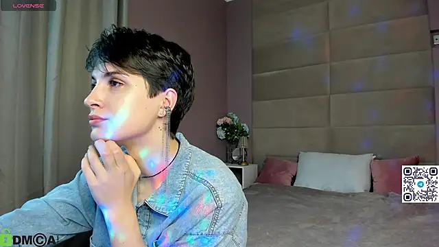 Adeline Perle online show from 17, 10, 2025