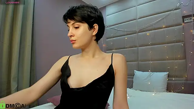 Adeline Perle online show from 11, 11, 2025