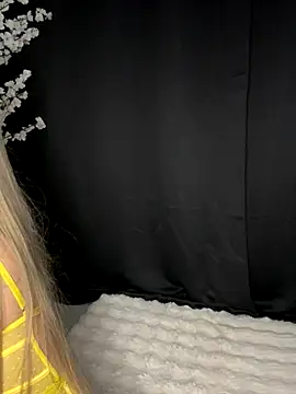Snapshot of AubrieleRouj1 chatting on 9, 10, 2025 AubrieleRouj1 online show from 9, 10, 2025
