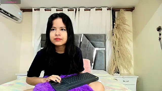 Snapshot of MiniLove_01 chatting on 4, 5, 2026 MiniLove 01 online show from 4, 5, 2026