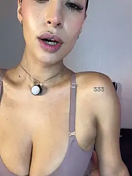 Snapshot of luvely chatting on 1, 12, 2025 luvely online show from 1, 12, 2025