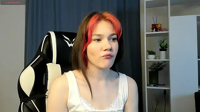 Snapshot of MauraSpurrier chatting on 22, 10, 2025 MauraSpurrier online show from 22, 10, 2025