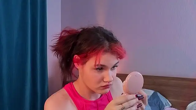 Snapshot of MauraSpurrier chatting on 25, 10, 2025 MauraSpurrier online show from 25, 10, 2025