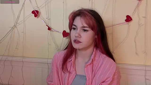 Snapshot of MauraSpurrier chatting on 5, 11, 2025 MauraSpurrier online show from 5, 11, 2025