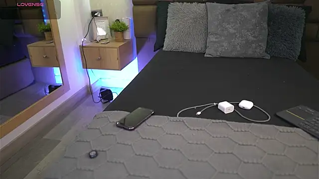 Julieth Rojas online show from 12, 4, 2026