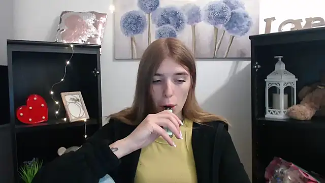 Snapshot of JuiceLips__ chatting on 8, 10, 2025 JuiceLips online show from 8, 10, 2025