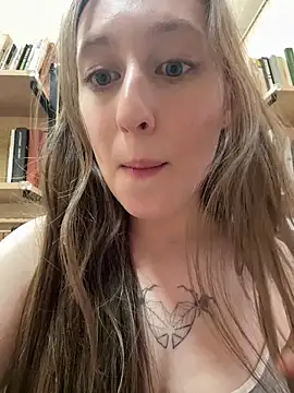 Snapshot of FroggyAnna chatting on 8, 5, 2026 FroggyAnna online show from 8, 5, 2026
