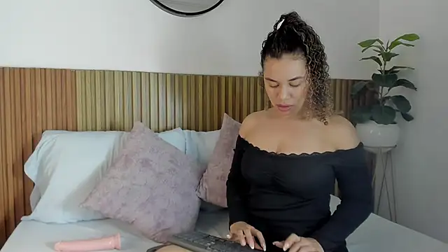 Snapshot of angie_leonn chatting on 15, 10, 2025 angie leonn online show from 15, 10, 2025