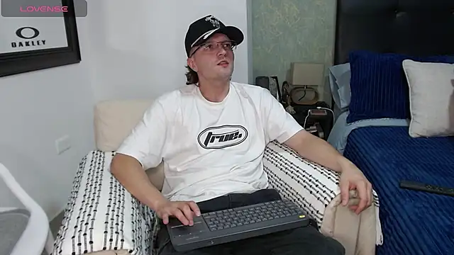 Snapshot of steve_hornyboy chatting on 18, 10, 2025 steve hornyboy online show from 18, 10, 2025