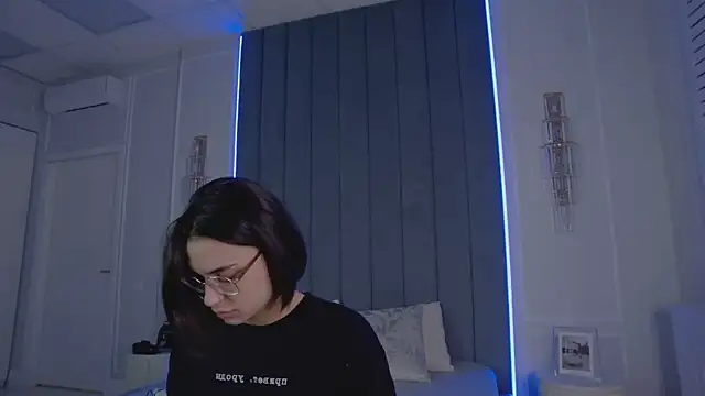 VioletAsh online show from 5, 4, 2026