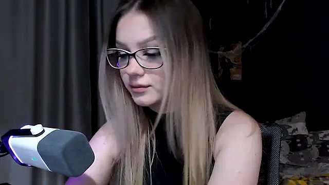 Snapshot of VelvetRush_ chatting on 9, 11, 2025 VelvetRush online show from 9, 11, 2025