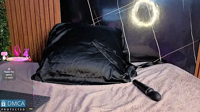 Kiara Zahiri   online show from 8, 10, 2025