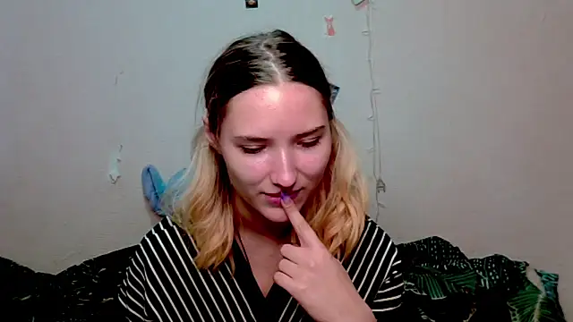 Snapshot of _kikiclark__ chatting on 15, 10, 2025 kikiclark online show from 15, 10, 2025