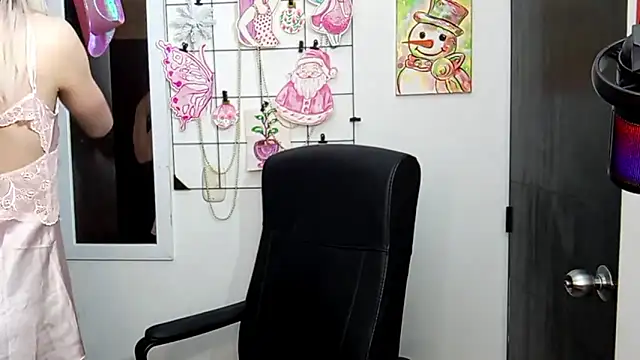 Snapshot of Andy_Roses chatting on 18, 11, 2025 Andy Roses online show from 18, 11, 2025