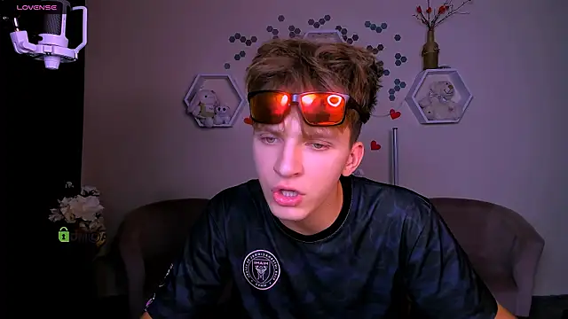 Snapshot of travis_wolf_ chatting on 22, 9, 2025 travis wolf online show from 22, 9, 2025