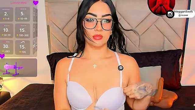 Snapshot of megganswift_ chatting on 8, 7, 2026 megganswift online show from 8, 7, 2026