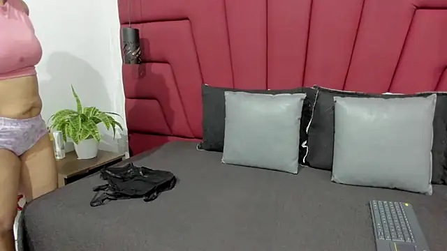 Snapshot of Miranda_Laurent chatting on 11, 9, 2025 Miranda Laurent online show from 11, 9, 2025