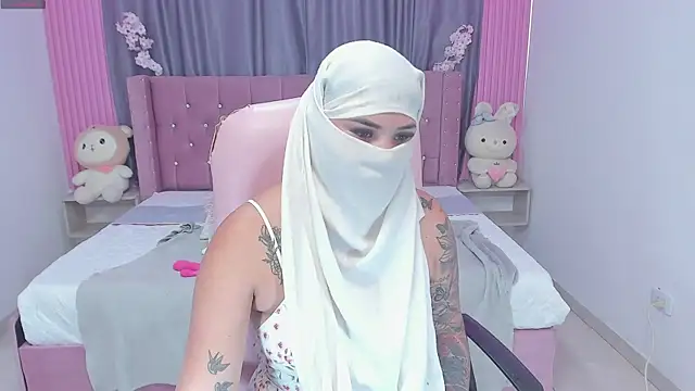 Snapshot of Nayla-Mouna chatting on 8, 9, 2025 Nayla-Mouna online show from 8, 9, 2025