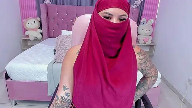 Snapshot of Nayla-Mouna chatting on 16, 9, 2025 Nayla-Mouna online show from 16, 9, 2025