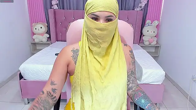 Snapshot of Nayla-Mouna chatting on 24, 9, 2025 Nayla-Mouna online show from 24, 9, 2025