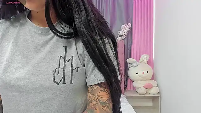 Snapshot of Nayla-Mouna chatting on 8, 10, 2025 Nayla-Mouna online show from 8, 10, 2025