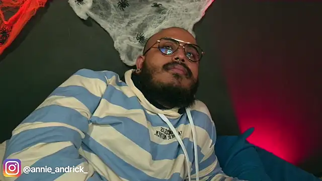  leda swan  online show from 24, 10, 2025