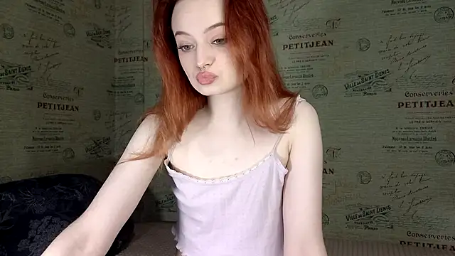 Snapshot of emi_less chatting on 19, 10, 2025 emi less online show from 19, 10, 2025