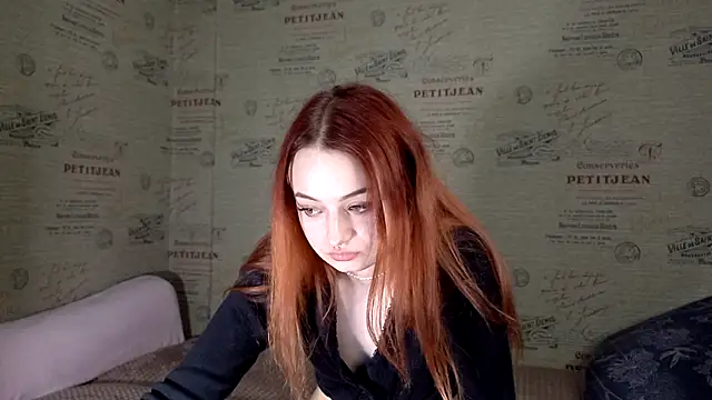 Snapshot of emi_less chatting on 26, 10, 2025 emi less online show from 26, 10, 2025