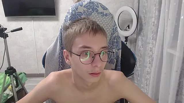 Snapshot of glasses_cat chatting on 2, 3, 2026 glasses cat online show from 2, 3, 2026