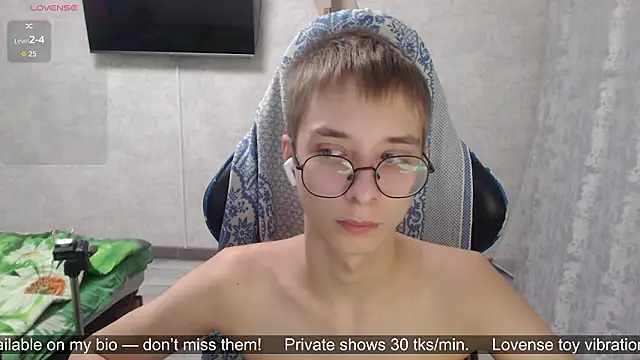 Snapshot of glasses_cat chatting on 11, 3, 2026 glasses cat online show from 11, 3, 2026