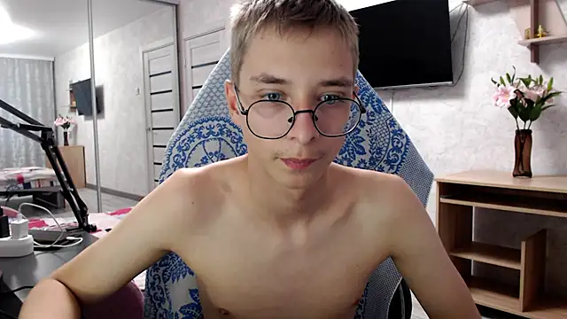 Snapshot of glasses_cat chatting on 10, 5, 2026 glasses cat online show from 10, 5, 2026