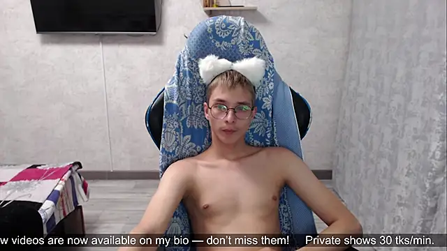Snapshot of glasses_cat chatting on 16, 5, 2026 glasses cat online show from 16, 5, 2026