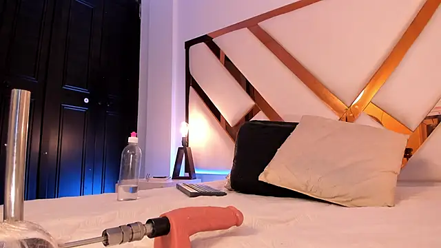 Niicolle Evanss online show from 18, 3, 2026