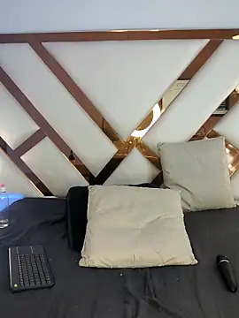 Niicolle Evanss online show from 15, 4, 2026