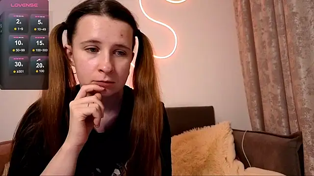 Snapshot of _Linett_ chatting on 17, 11, 2025 Linett online show from 17, 11, 2025