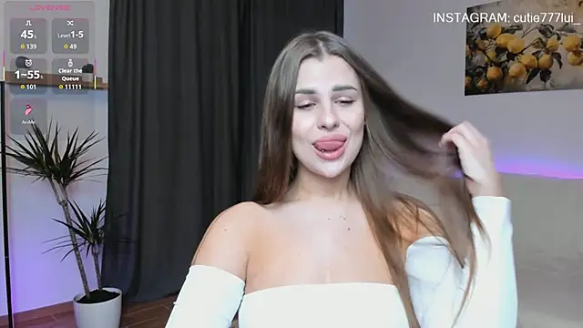 Snapshot of Cutie_Lui_ chatting on 11, 9, 2025 Cutie Lui online show from 11, 9, 2025