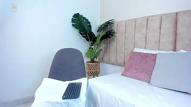 Snapshot of Karina_Harris chatting on 2, 10, 2025 Karina Harris online show from 2, 10, 2025