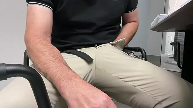 Snapshot of harrys74 chatting on 12, 9, 2025 harrys74 online show from 12, 9, 2025