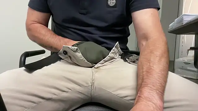 Snapshot of harrys74 chatting on 15, 9, 2025 harrys74 online show from 15, 9, 2025