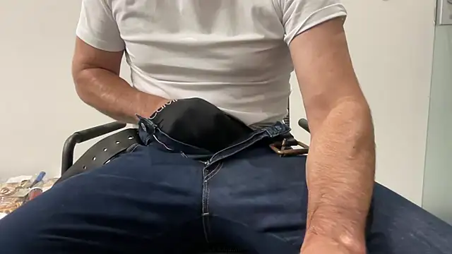 Snapshot of harrys74 chatting on 3, 11, 2025 harrys74 online show from 3, 11, 2025