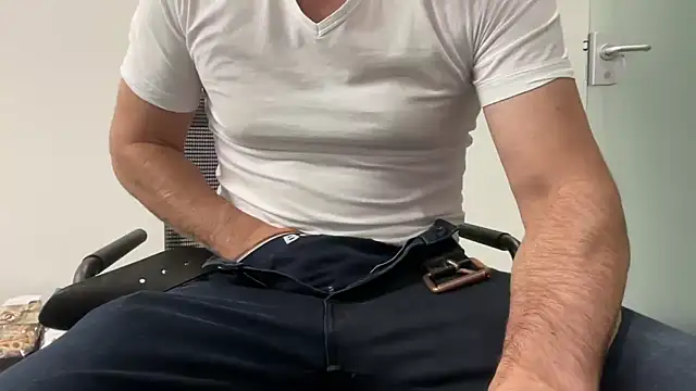 Snapshot of harrys74 chatting on 4, 11, 2025 harrys74 online show from 4, 11, 2025