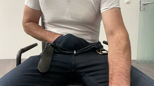 Snapshot of harrys74 chatting on 10, 11, 2025 harrys74 online show from 10, 11, 2025